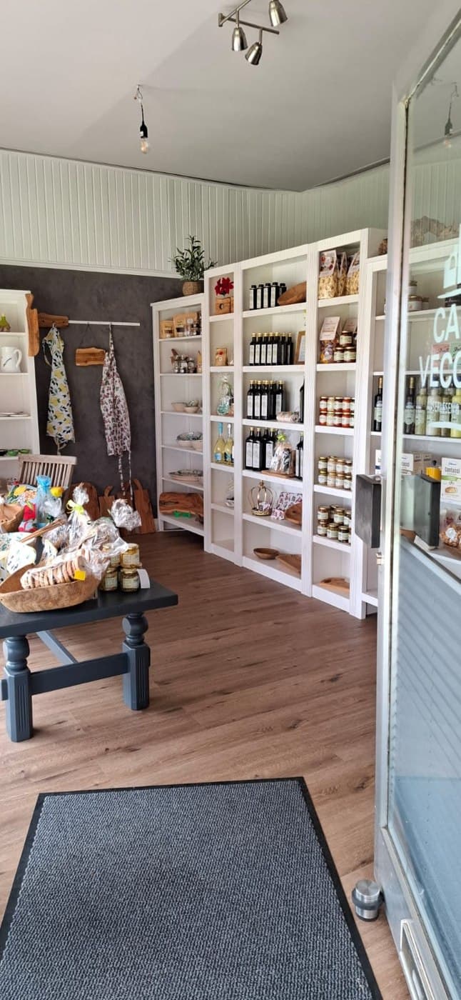 Regale mit Delikatessen im Ladengeschäft